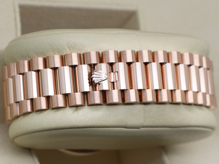 ROLEX DAY-DATE 40mm 18ct ROSE GOLD 228235 OLIVE GREEN ROMAN NUMERAL DIAL WARRANTY 2024 UK B&P