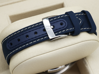 GENTS OMEGA SPEEDMASTER SNOOPY 50TH ANNIVERSARY 42mm 50m STAINLESS STEEL SILVER DIAL UNWORN 2026 UK B&P